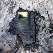 Ballan : puits de lumière d'une cave taillée dans le roc