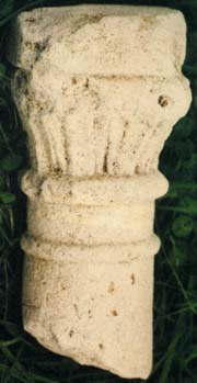 Le Saussay : colonnette de la chapelle