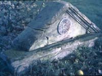 Laigneville : pierre supérieure d'un linteau de porte