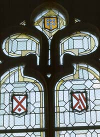 Le Créhac : armoiries dans les vitraux de la chapelle