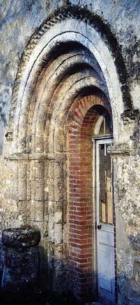 Resson : portail de la chapelle