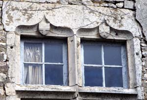 Montbellet : fenêtres du bâtiment d'habitation