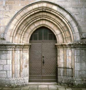 Le Palais-sur-Vienne : porche d'entrée dans l'église
