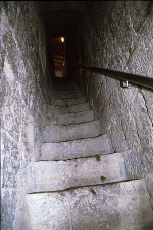 Hyères : escalier dans la muraille