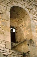 Bure-les-Templiers : fenêtre romane