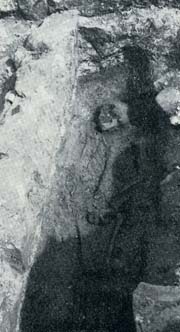 Epinat : sarcophage dans le choeur - Photo Geffard