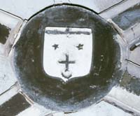 Laigneville : armoiries en clef de voûte dans la chapelle