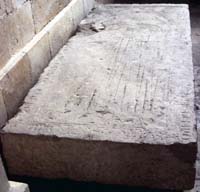 La Rochelle : pierre tombale de Pierre de Legé