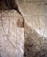 Epailly : morceaux de pierre tombale avec armoiries de Girard de Montagny