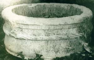 Bure-les-Templiers : cuve en pierre des fonts baptismaux