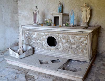 Gélucourt : autel de la chapelle