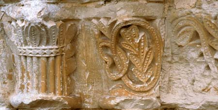 Ensigné : chapiteaux du portail de la chapelle