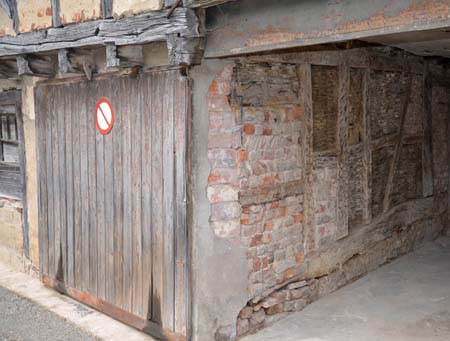 Bâgé-le-Châtel - Détail appareillage des murs de la maison ancienne